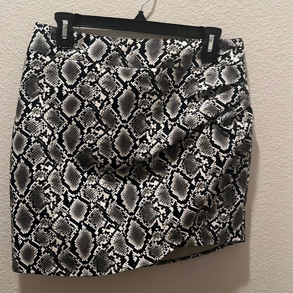 Kendall and Kylie Black and white snake skin pattern skirt